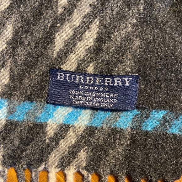 Burberry - 100% Cashmere Scarf - Picture 2 of 2